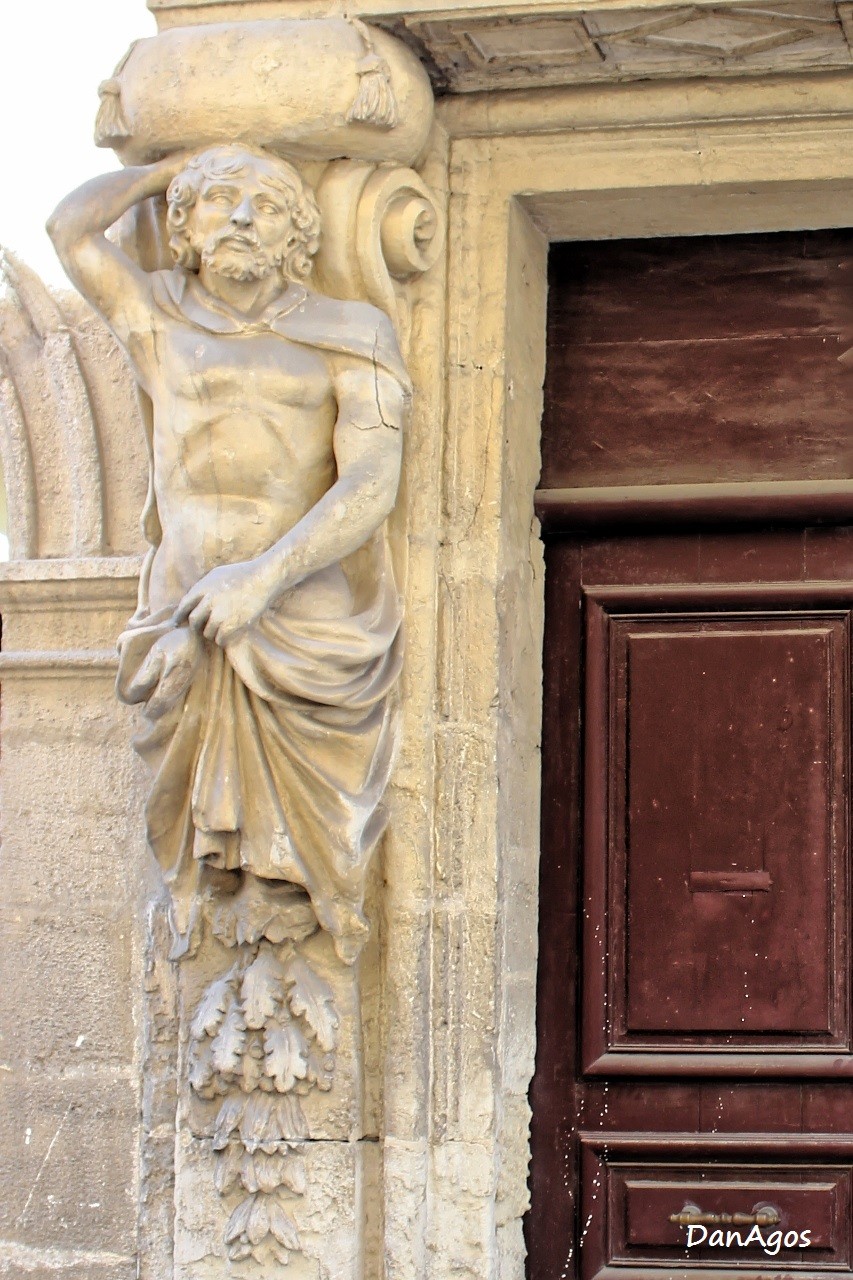 19 beaucaire maison des cariatides